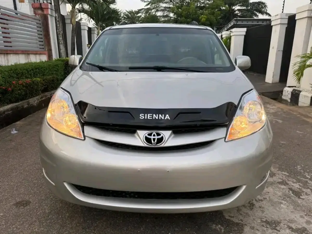 Toyota Sienna - Image 1