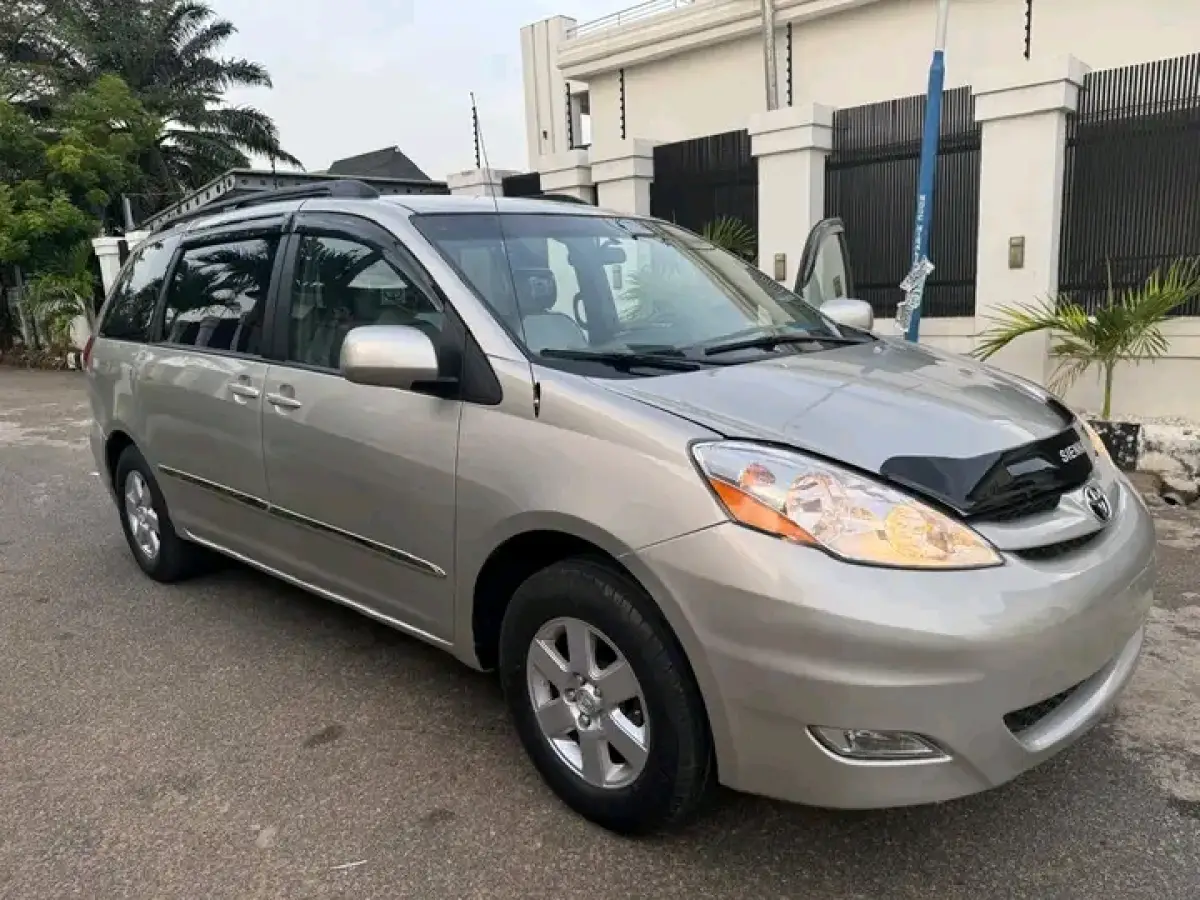 Toyota Sienna - Image 2