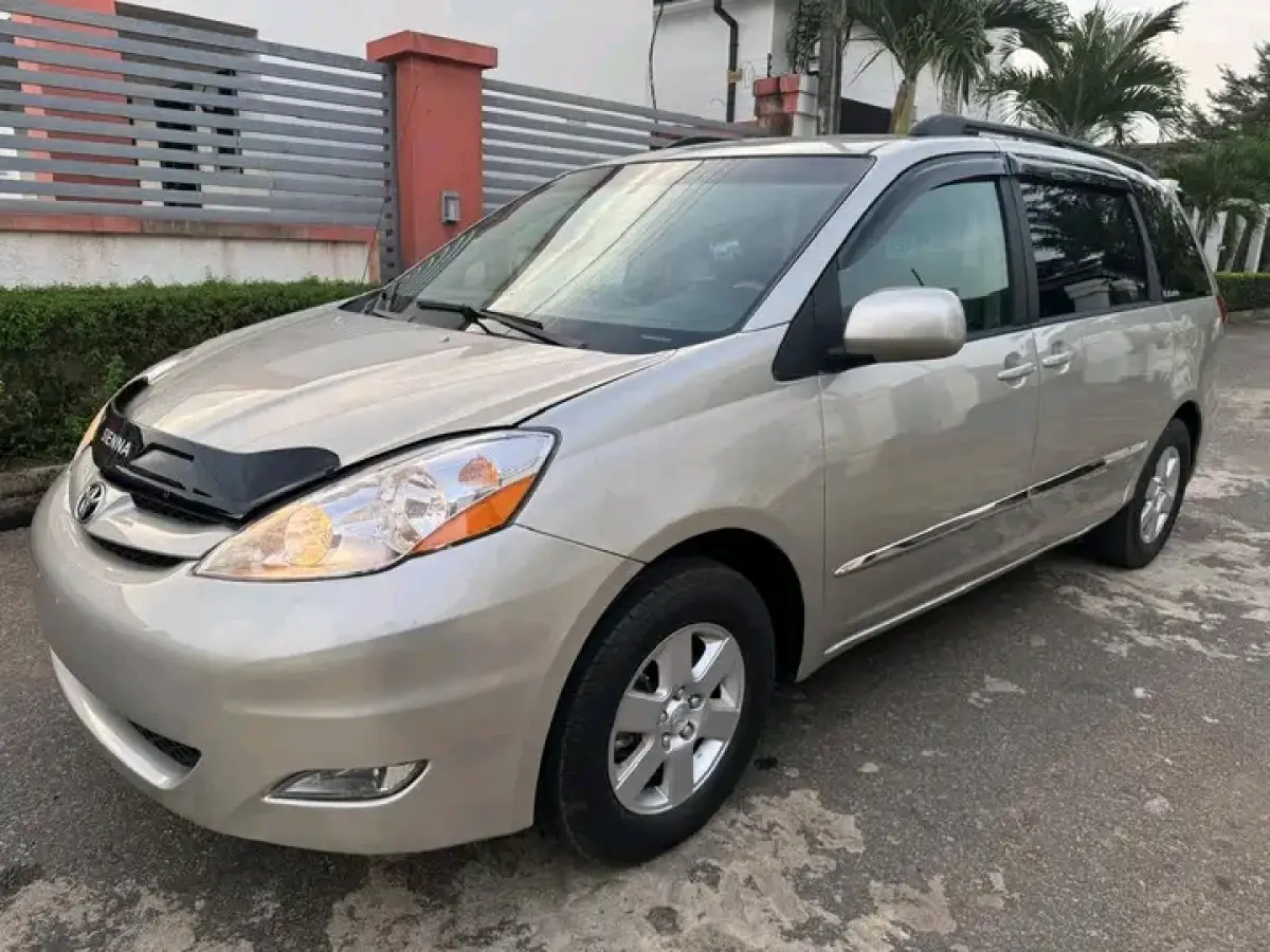 Toyota Sienna - Image 3