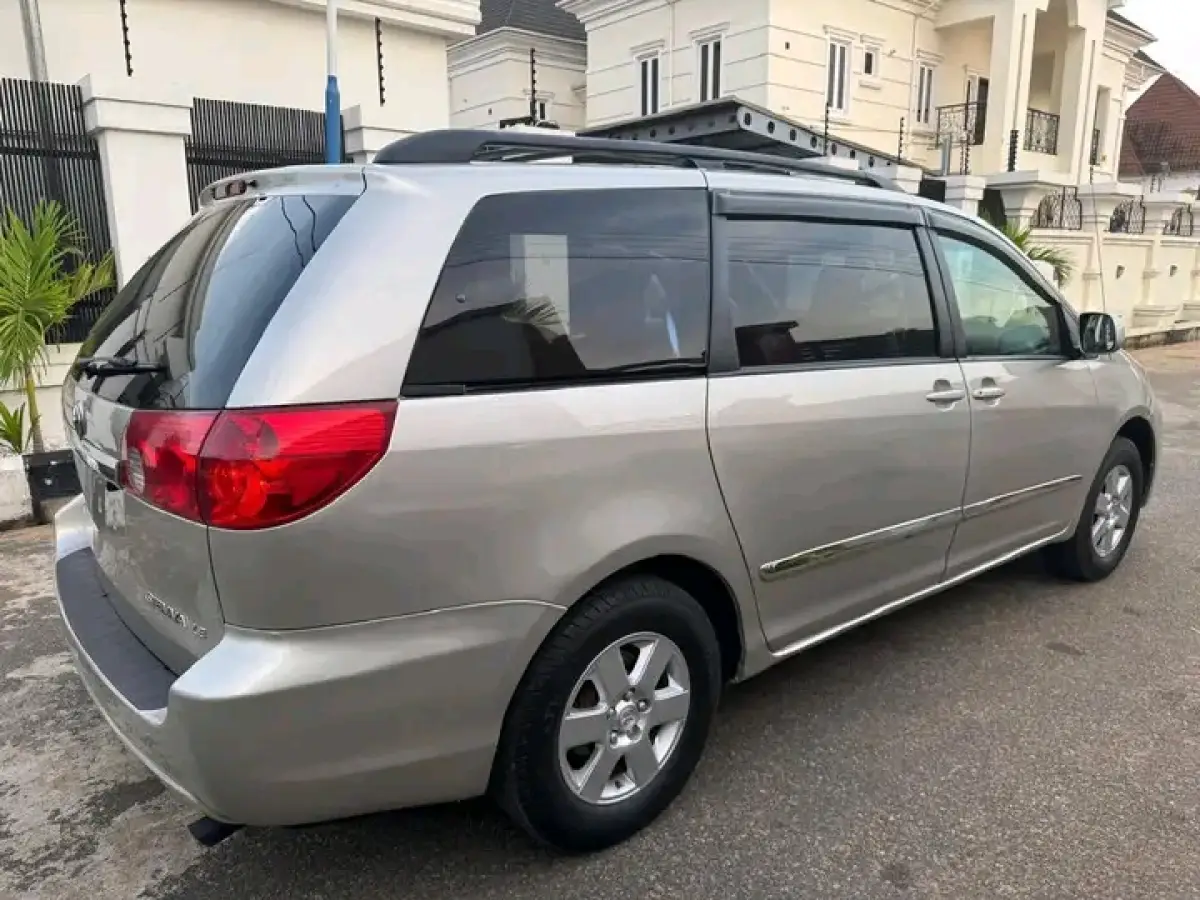 Toyota Sienna - Image 4