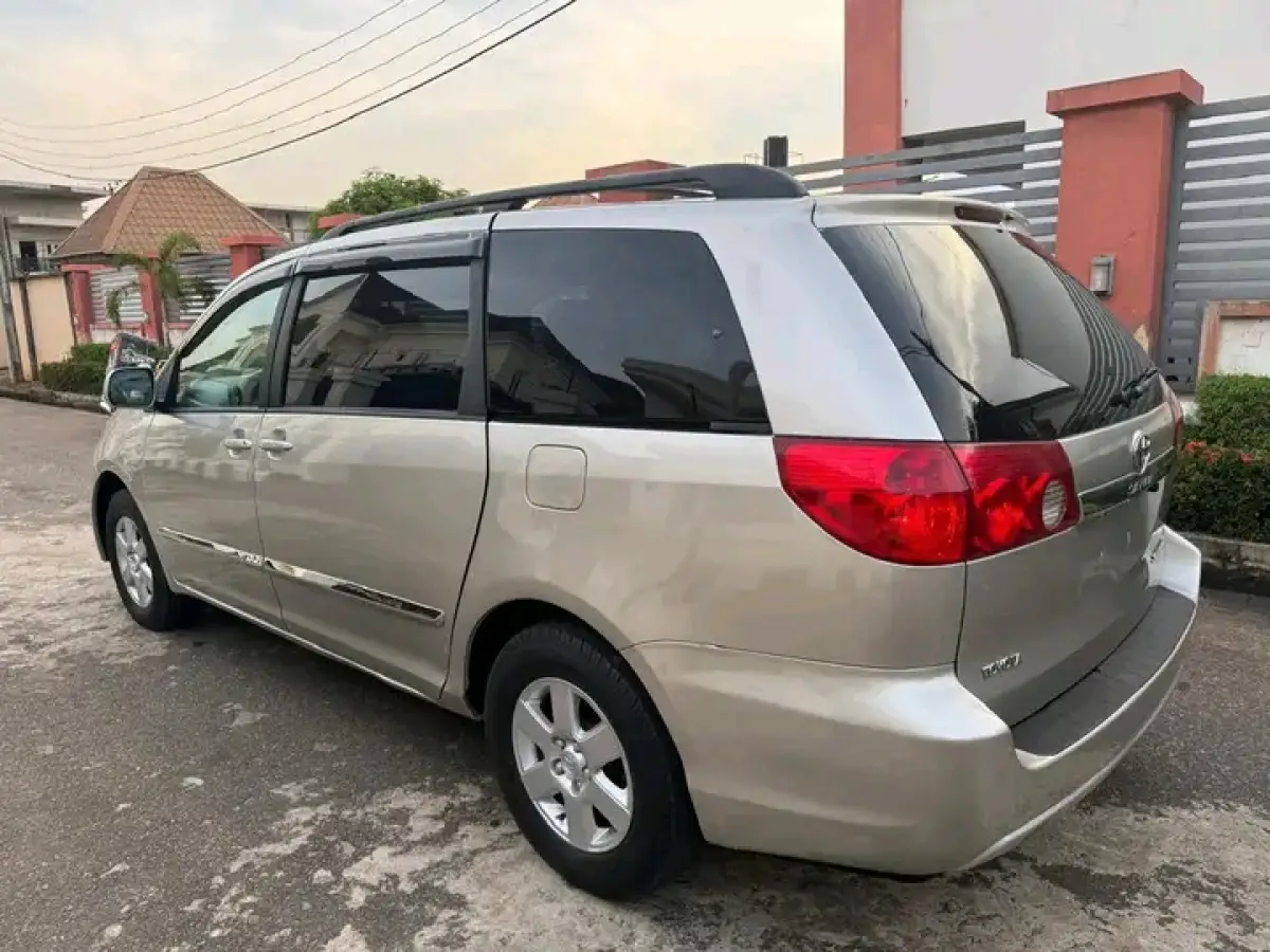 Toyota Sienna - Image 5