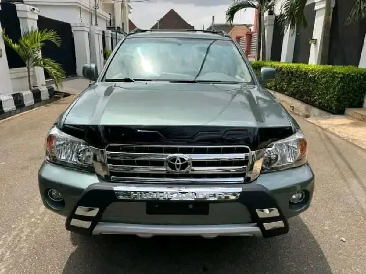 2005 Gray Toyota Highlander - Image 1