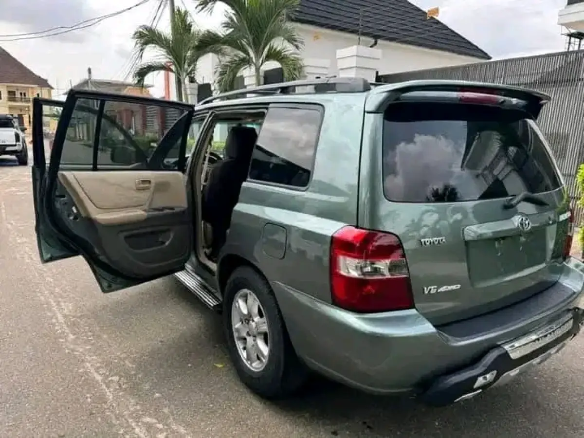 2005 Gray Toyota Highlander - Image 5