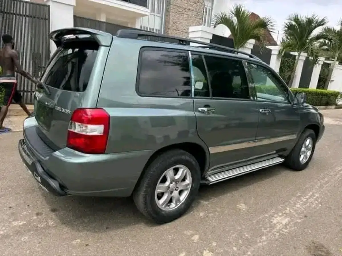 2005 Gray Toyota Highlander - Image 6