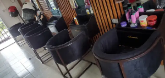 Selling big saloon with spa in a juicy area