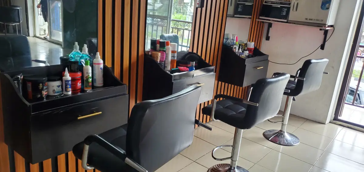 Selling big saloon with spa in a juicy area - Image 2