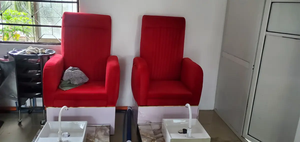 Selling big saloon with spa in a juicy area - Image 4