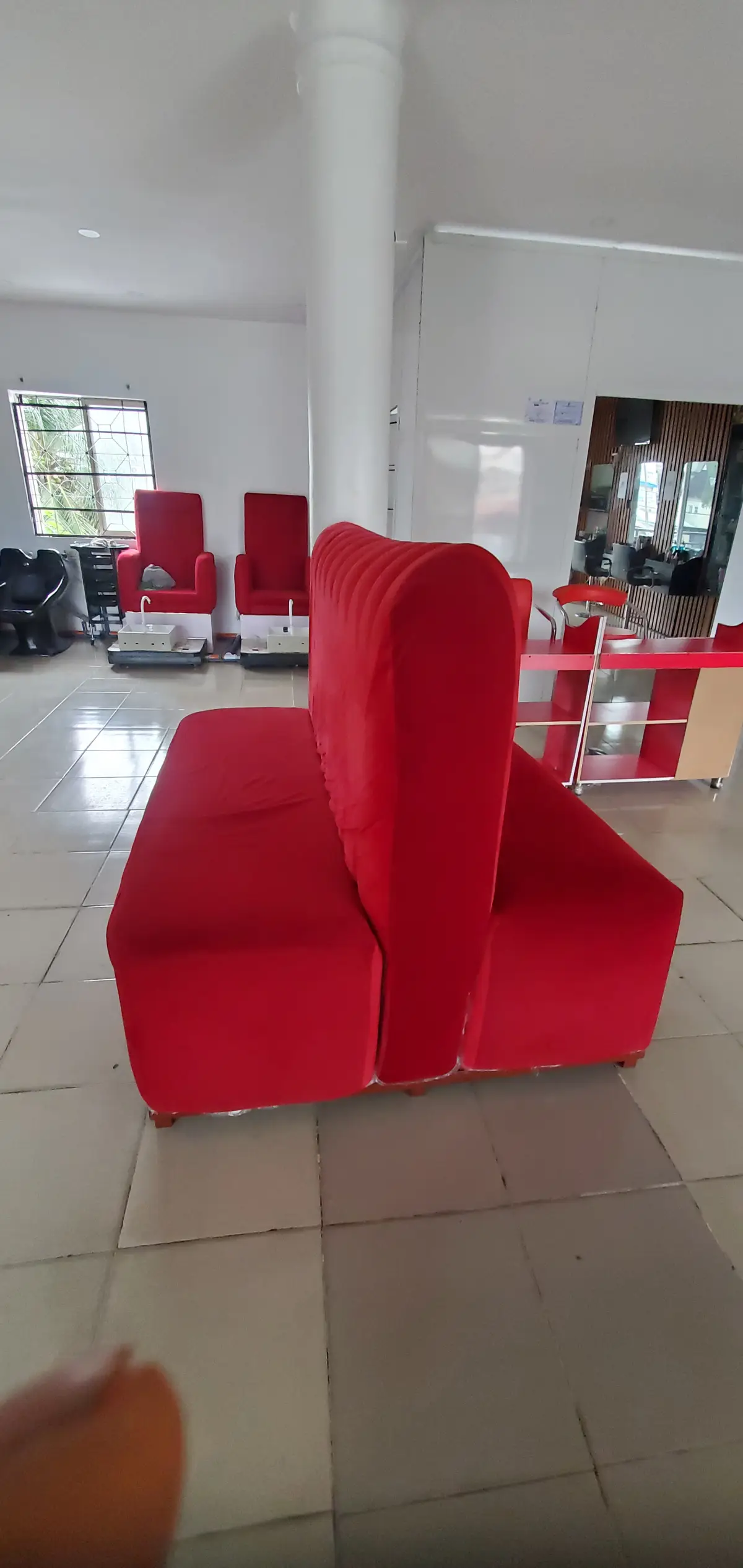 Selling big saloon with spa in a juicy area - Image 5