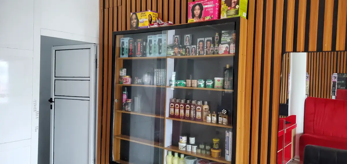 Selling big saloon with spa in a juicy area - Image 6