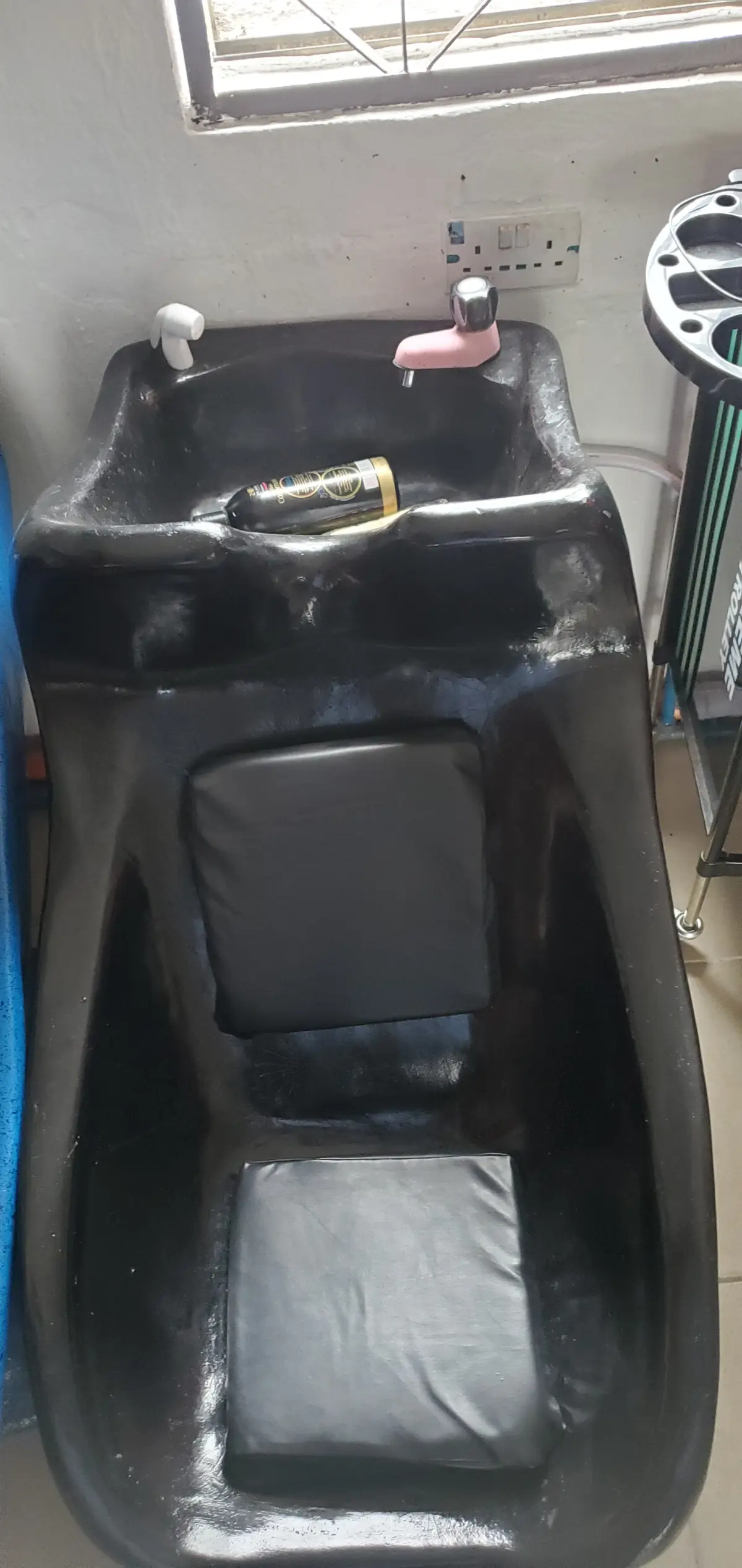 Selling big saloon with spa in a juicy area - Image 7