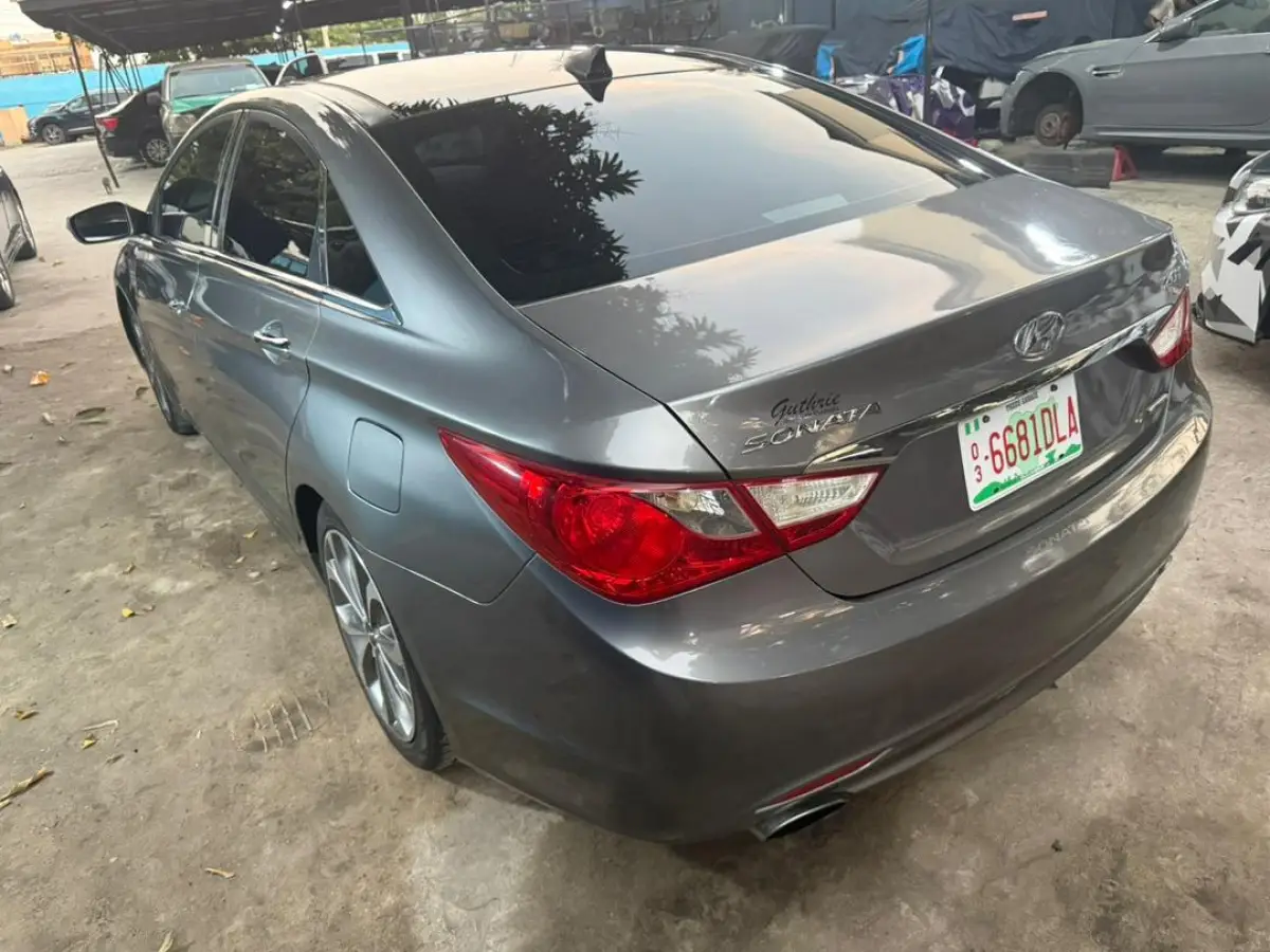2012 Hyundai Sonata limited - Image 2