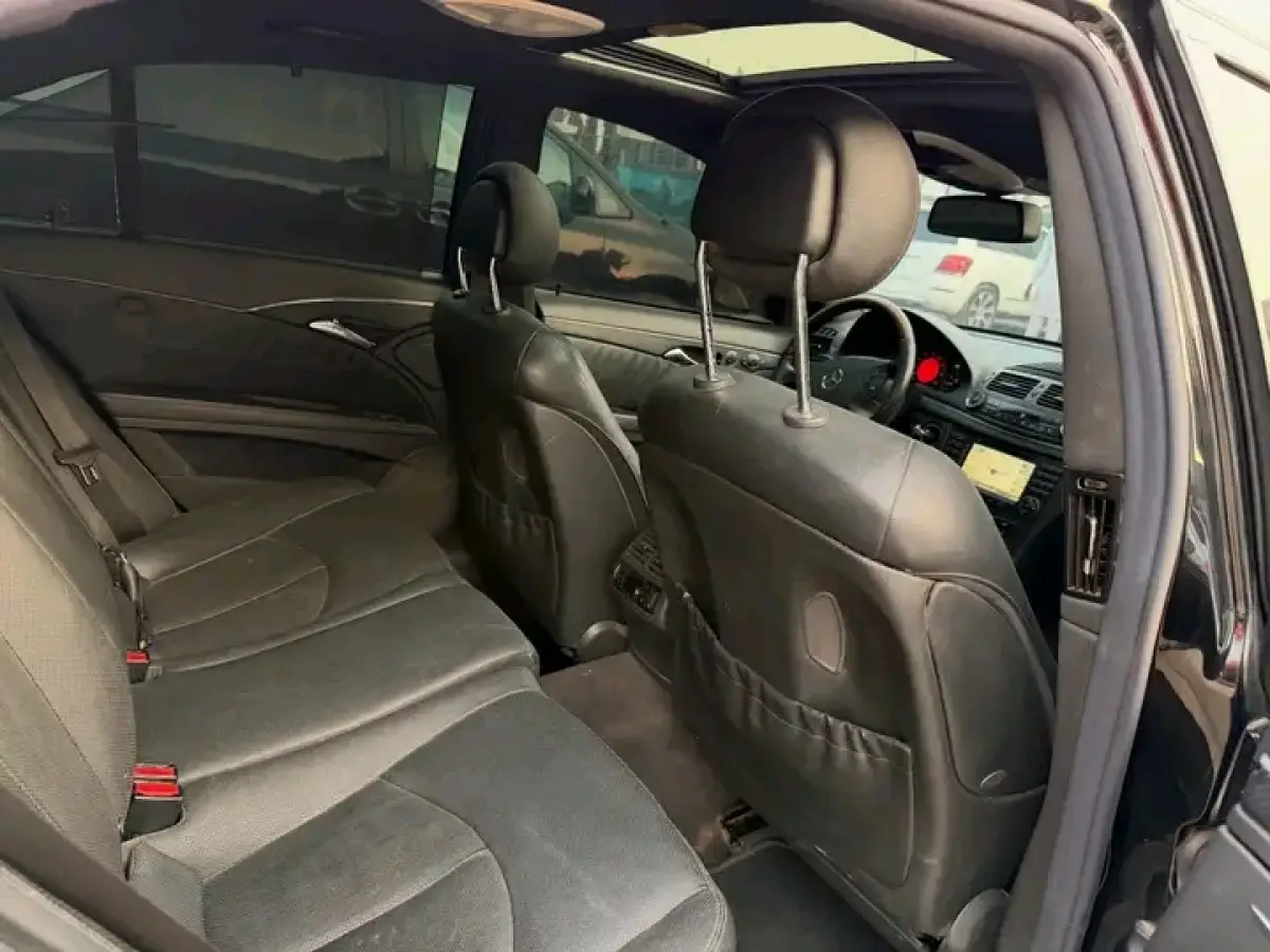 Clean 2004 Mercedes Benz E500 - Image 3
