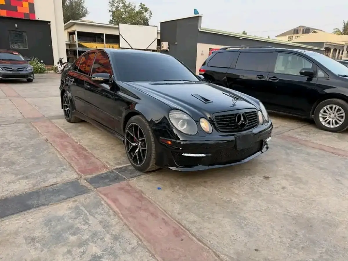 Clean 2004 Mercedes Benz E500 - Image 4
