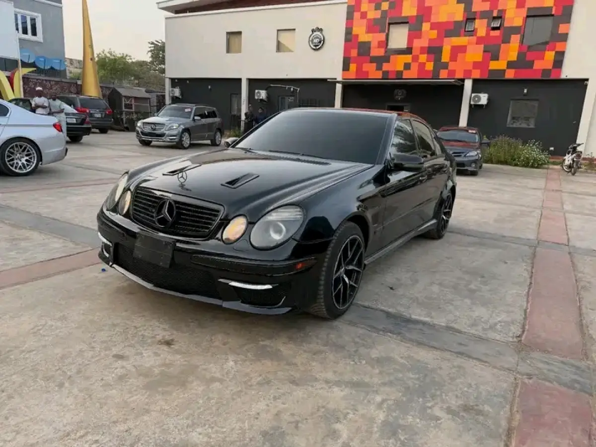 Clean 2004 Mercedes Benz E500 - Image 5