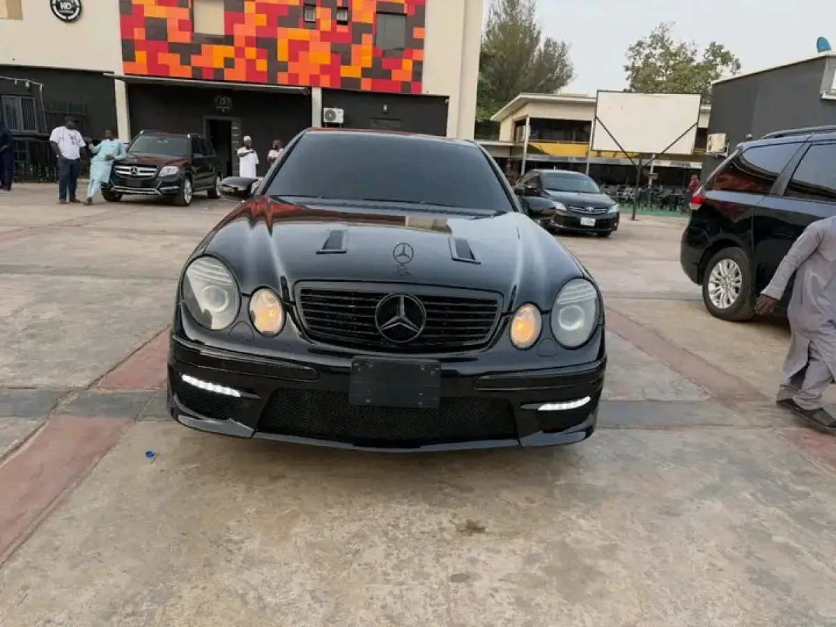 Clean 2004 Mercedes Benz E500 - Image 6