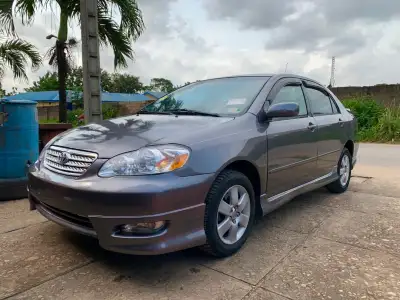 Clean Toyota Corolla sport gray 2005