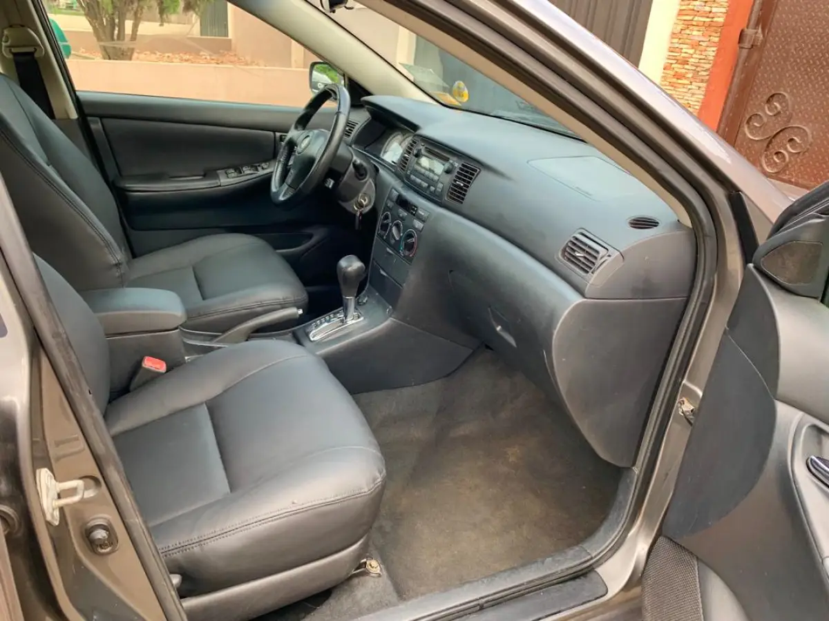 Clean Toyota Corolla sport gray 2005 - Image 2