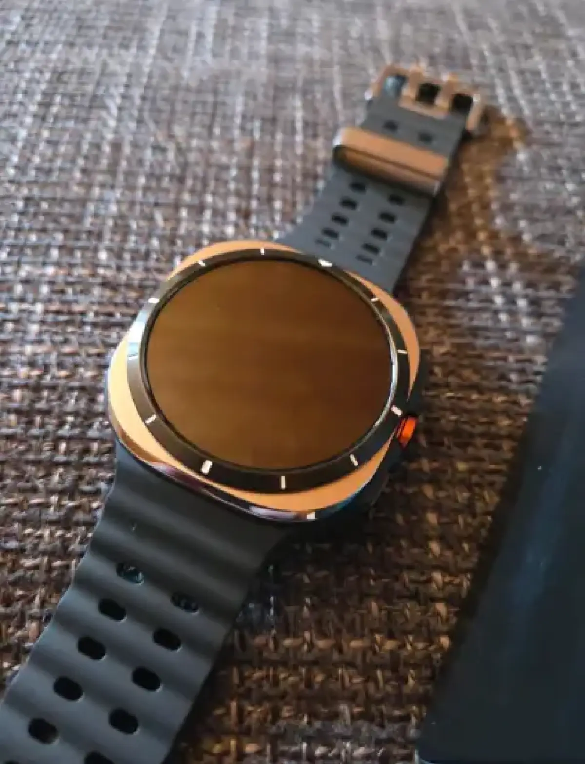 Samsung Galaxy Watch Ultra with accessories - Image 3
