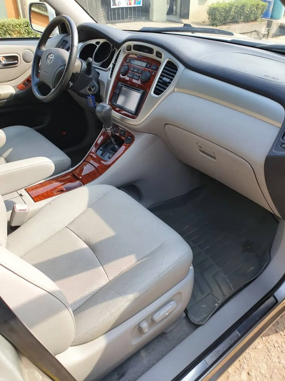 Toyota Highlander 4x4 Limited - Image 4