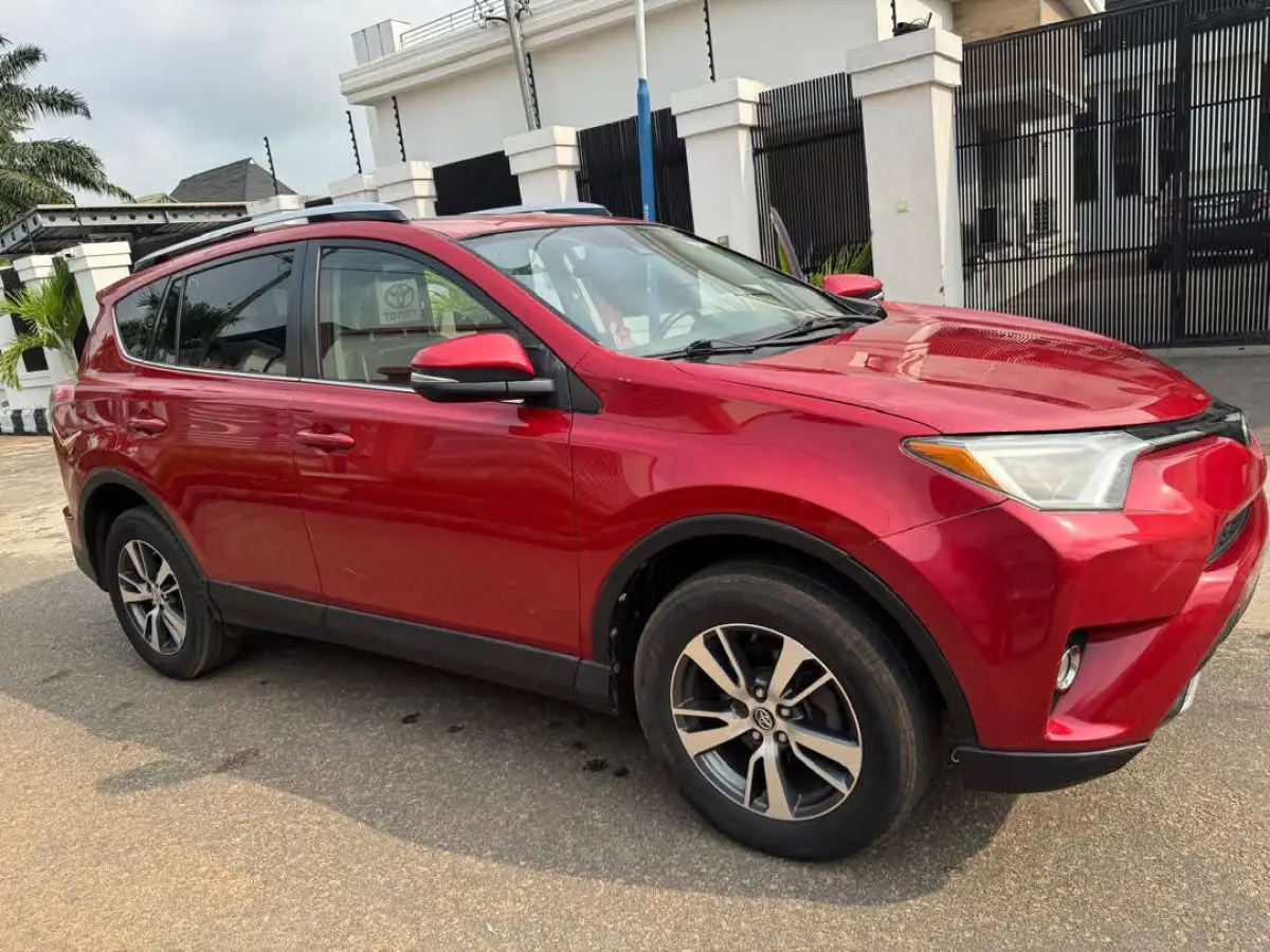 2016 Toyota Rav4 XLE 4PLUGS - Image 2