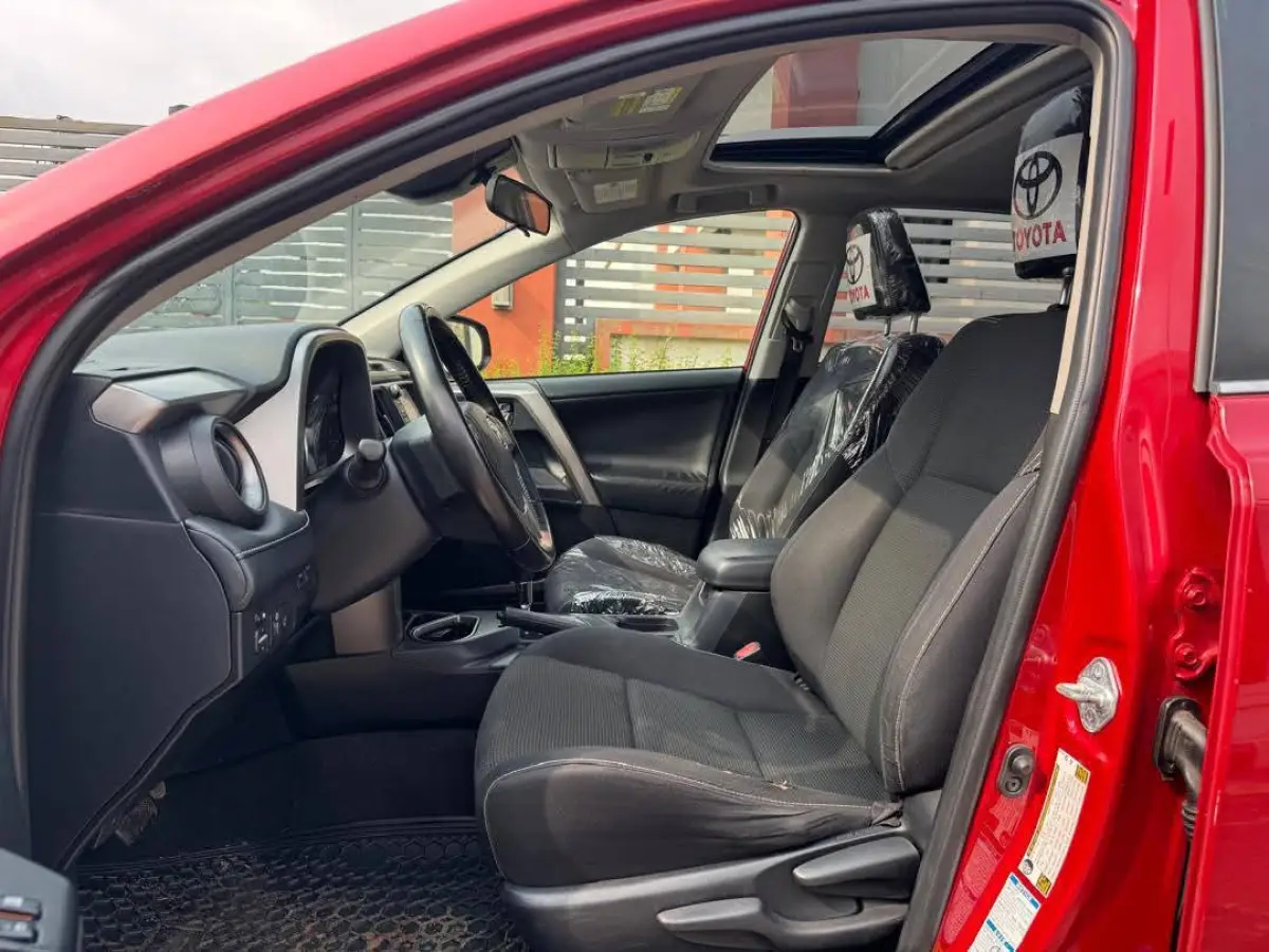 2016 Toyota Rav4 XLE 4PLUGS - Image 5