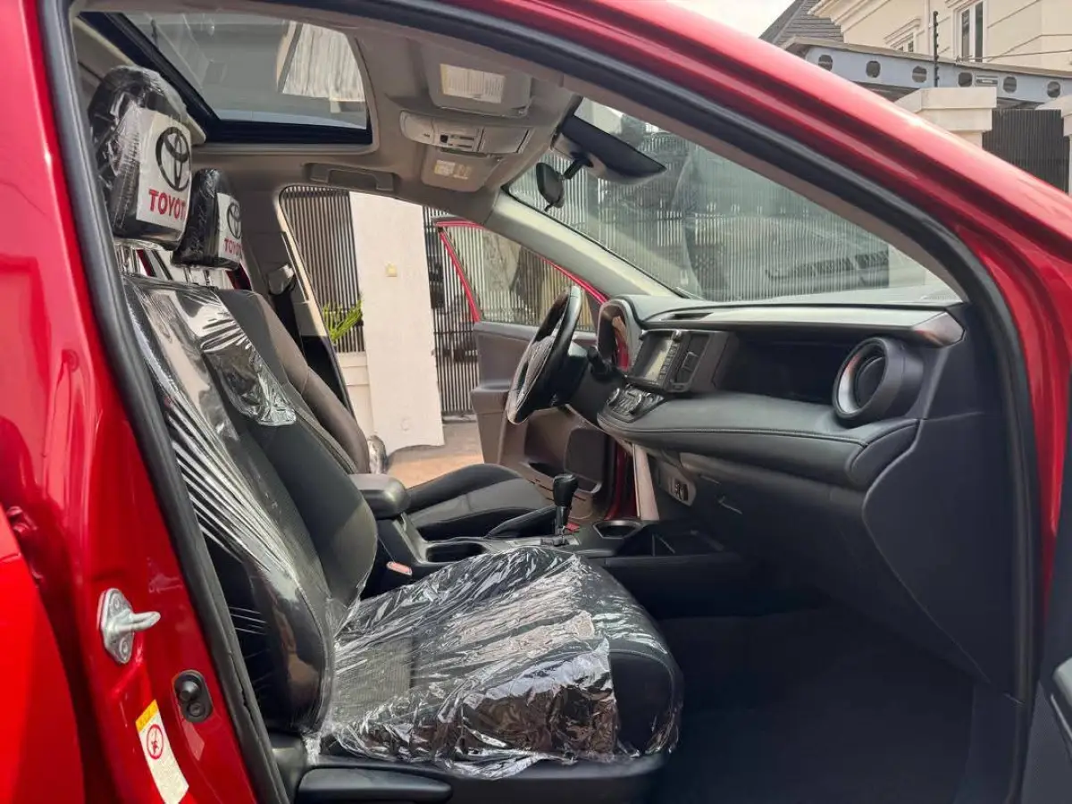 2016 Toyota Rav4 XLE 4PLUGS - Image 7