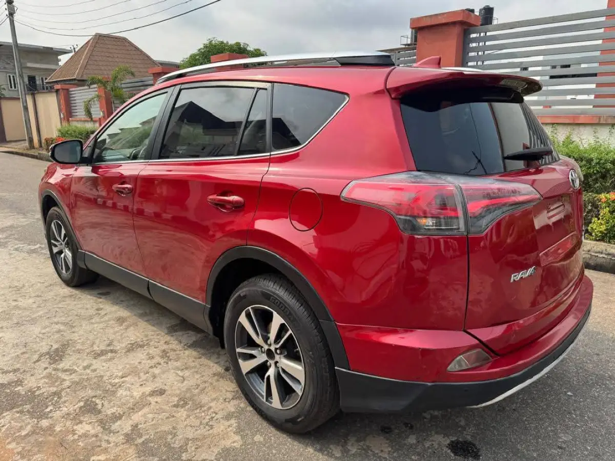 2016 Toyota Rav4 XLE 4PLUGS - Image 9