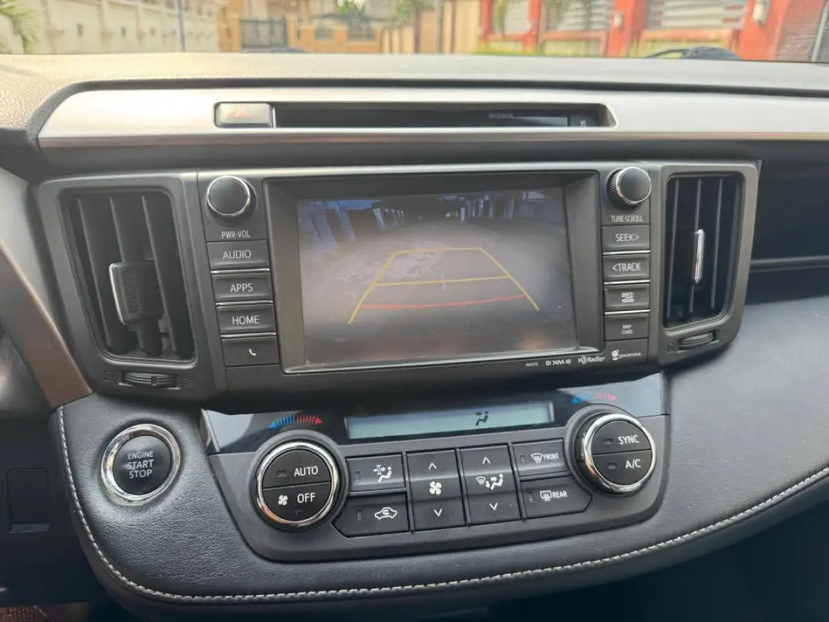 2016 Toyota Rav4 XLE 4PLUGS - Image 11