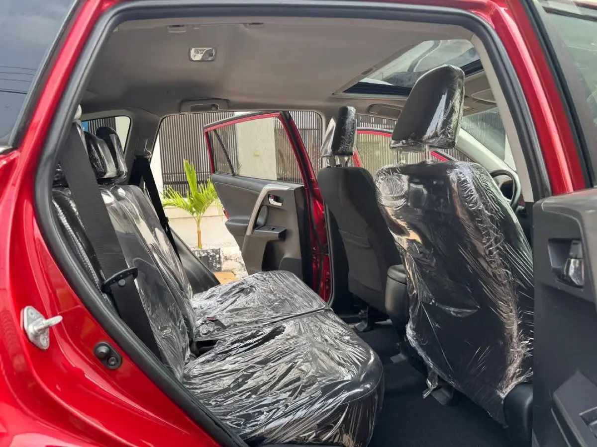 2016 Toyota RAV4 XLE 4PLUGS - Image 5