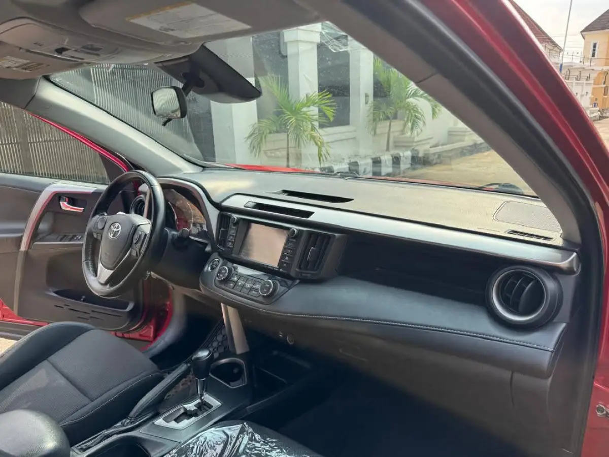 2016 Toyota RAV4 XLE 4PLUGS - Image 6