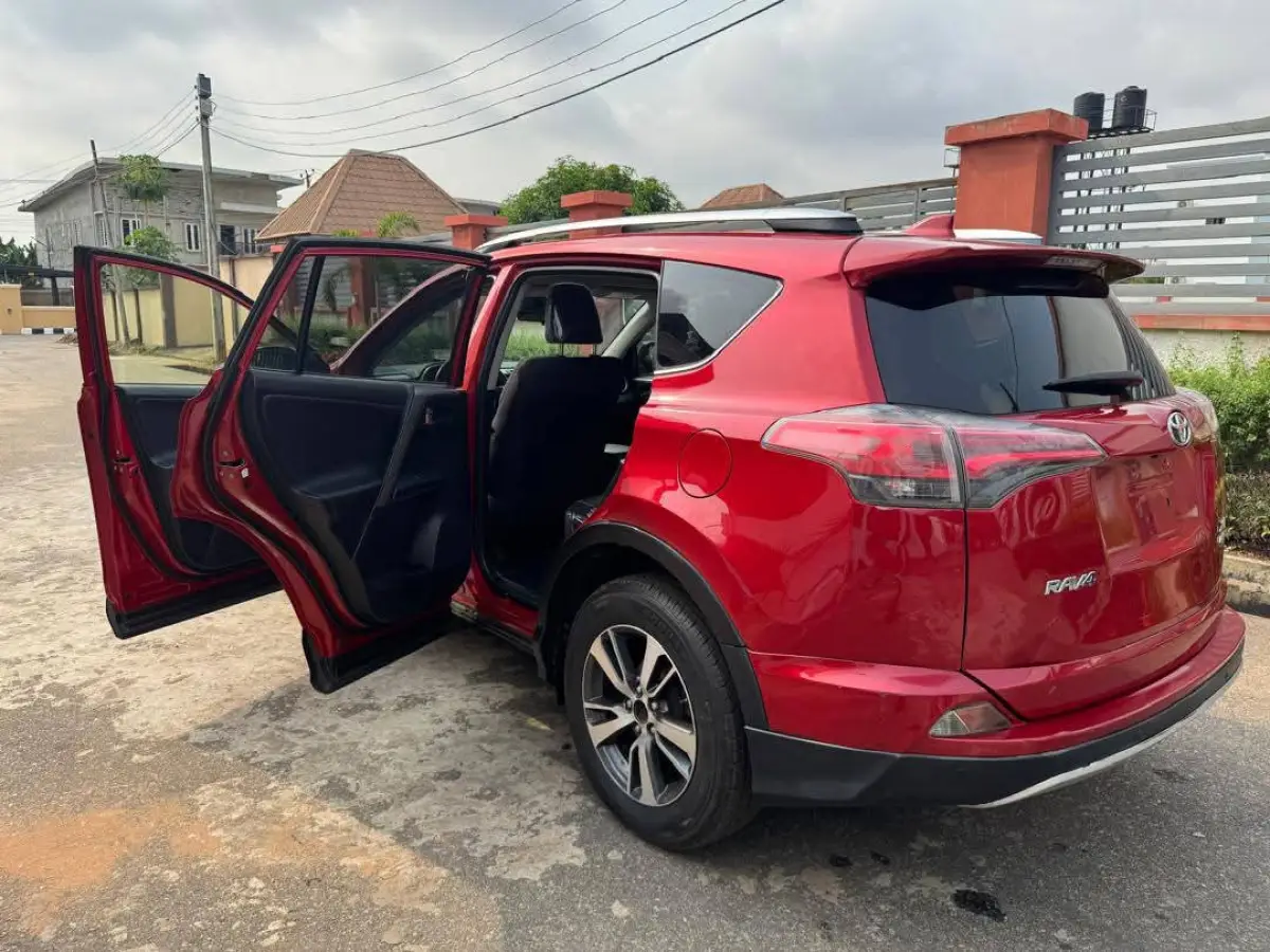 2016 Toyota RAV4 XLE 4PLUGS - Image 11