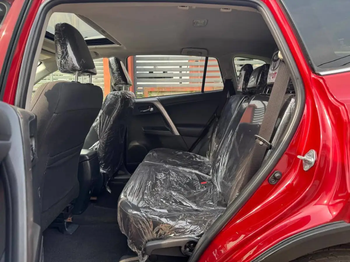 2016 Toyota RAV4 XLE 4PLUGS - Image 12