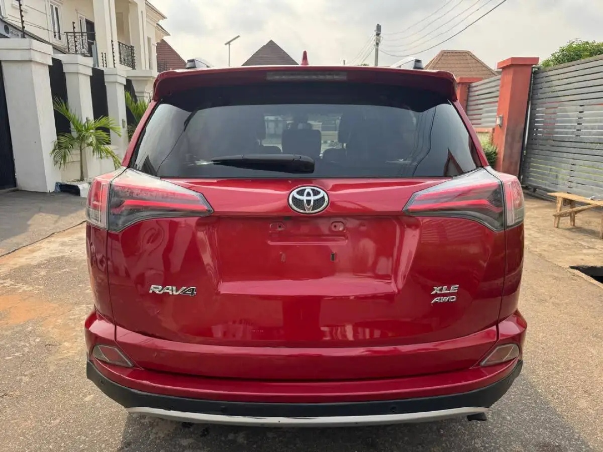 2016 Toyota RAV4 XLE 4PLUGS - Image 18