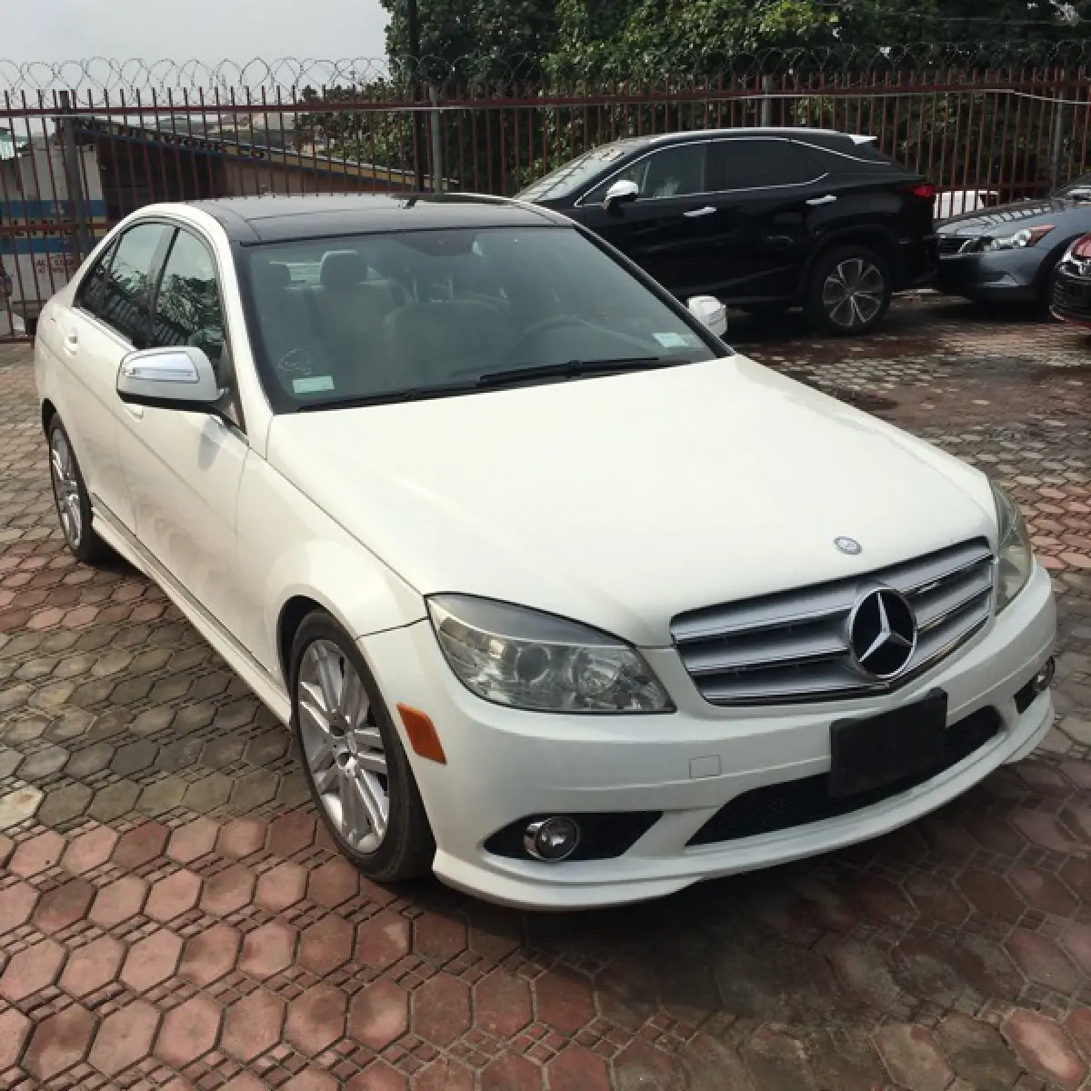 Sharp Mercedes Benz C300 2009 - Image 3