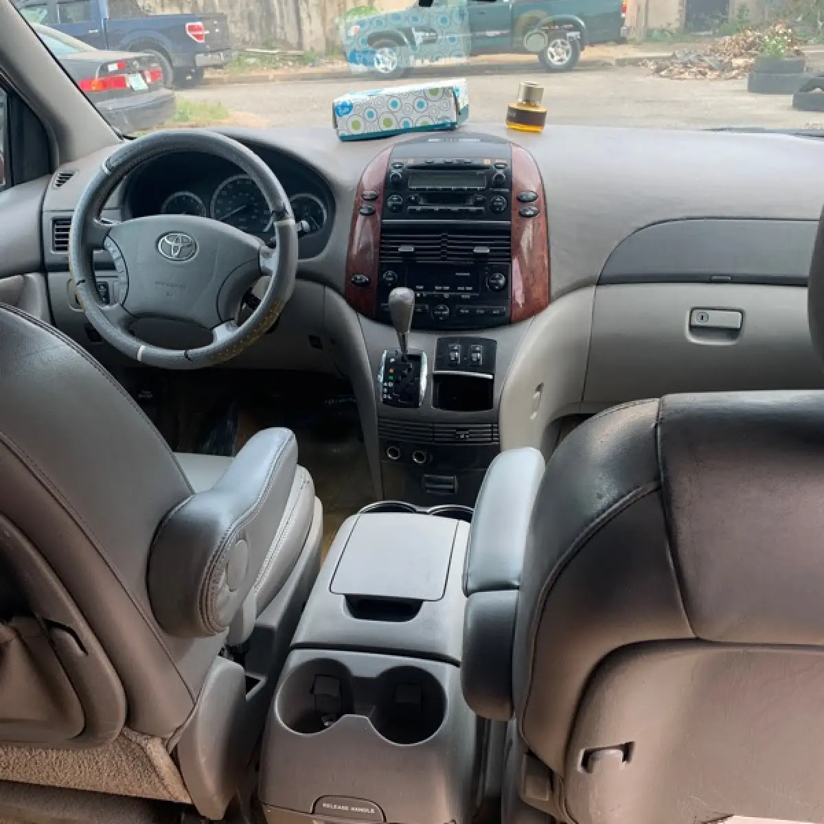 Clean Toyota Sienna 2006 Model For Grabs - Image 4