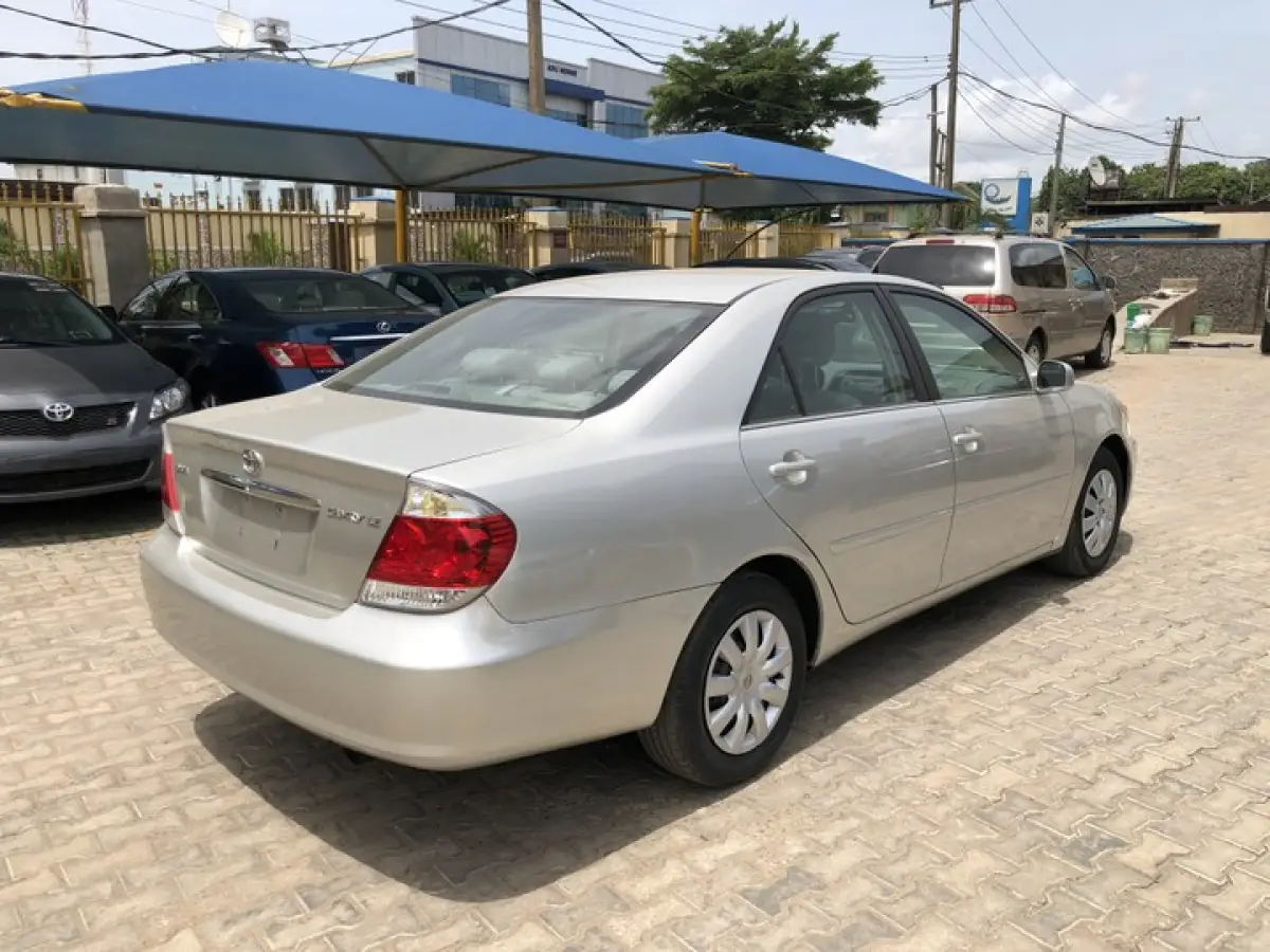 2006 Toyota Camry LE - Image 8