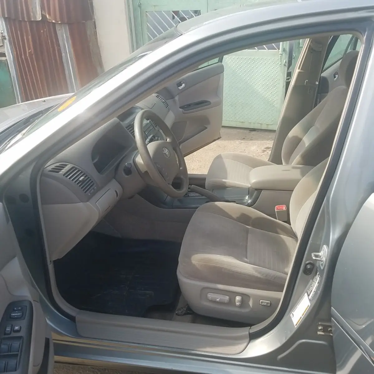 Tin-can Cleared 2006 Toyota Camry LE - Image 7