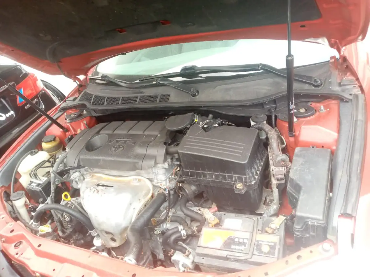 2011 Toyota Camry XLE With V4 Engine - Image 2