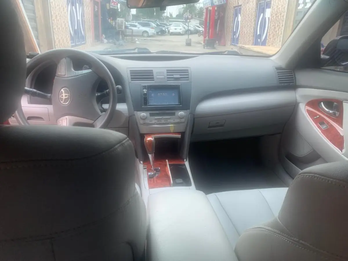 2011 Toyota Camry XLE With V4 Engine - Image 3