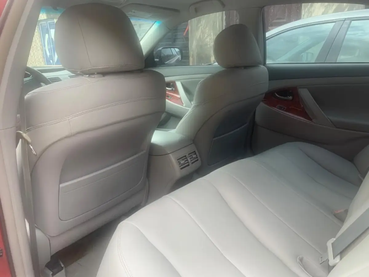 2011 Toyota Camry XLE With V4 Engine - Image 4