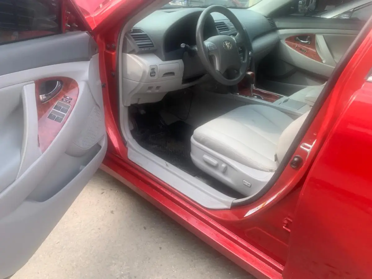 2011 Toyota Camry XLE With V4 Engine - Image 5