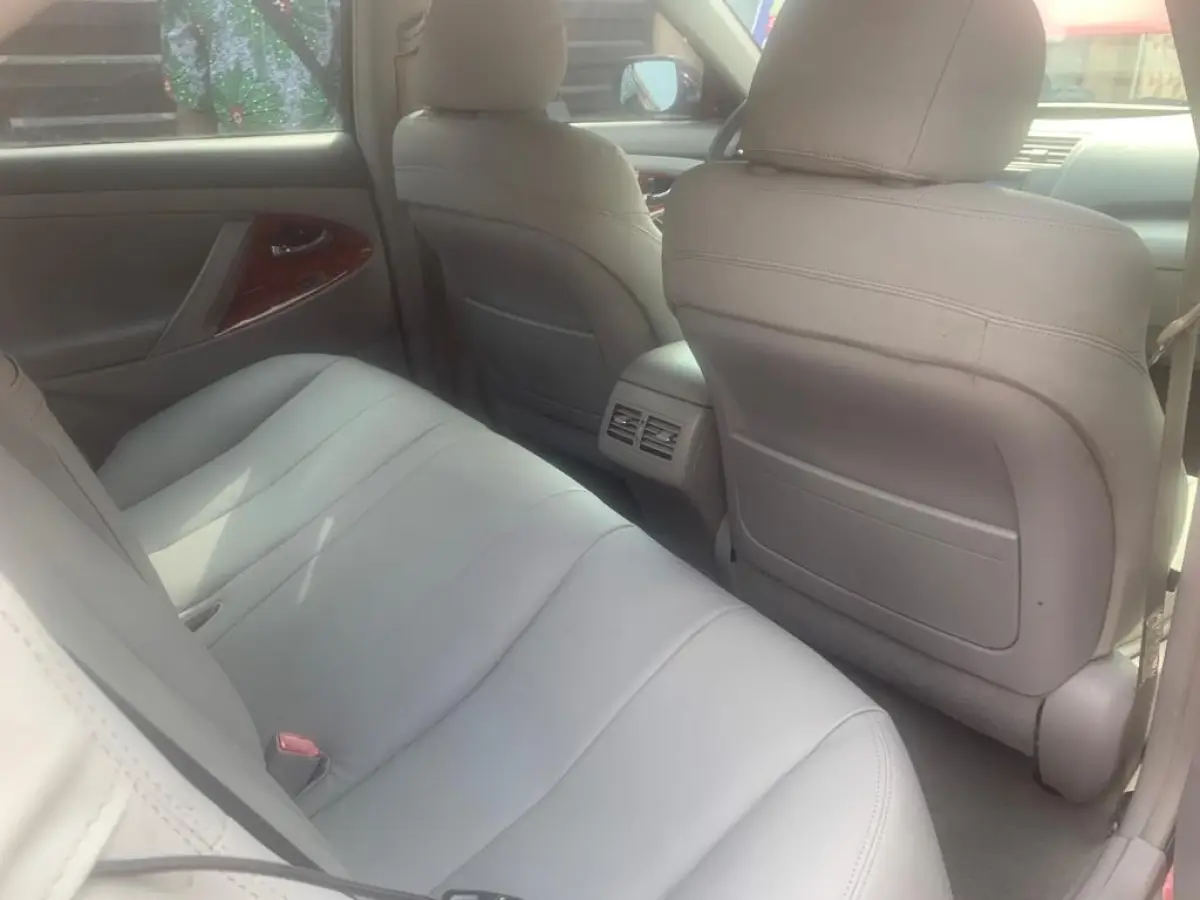 2011 Toyota Camry XLE With V4 Engine - Image 6