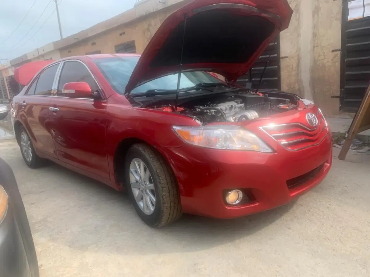2011 Toyota Camry XLE With V4 Engine - Image 7