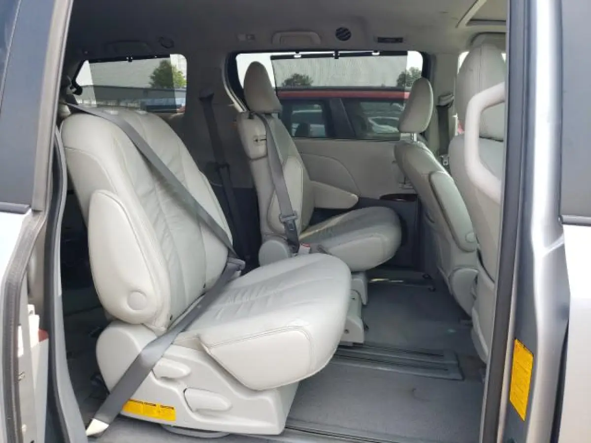 CLEAN 2011 TOYOTA SIENNA FOR SALE - Image 5