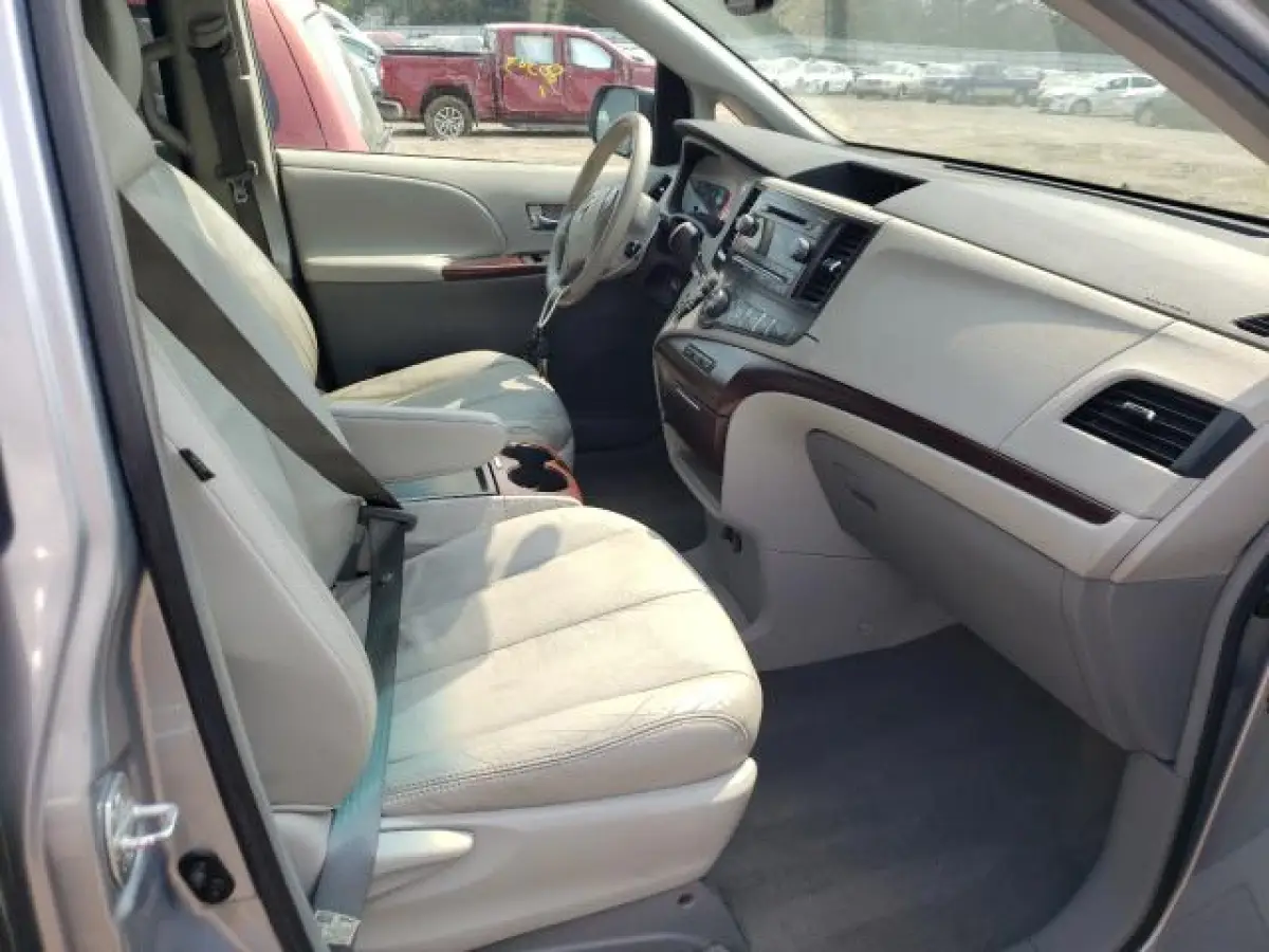 CLEAN 2011 TOYOTA SIENNA FOR SALE - Image 6