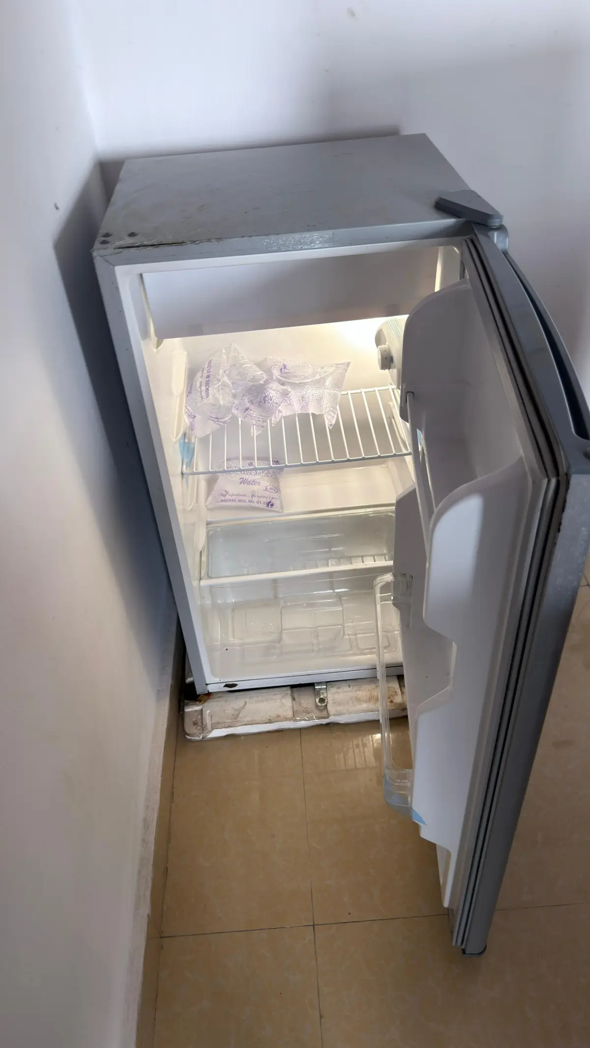 A single door Fridge 84lits - Image 2