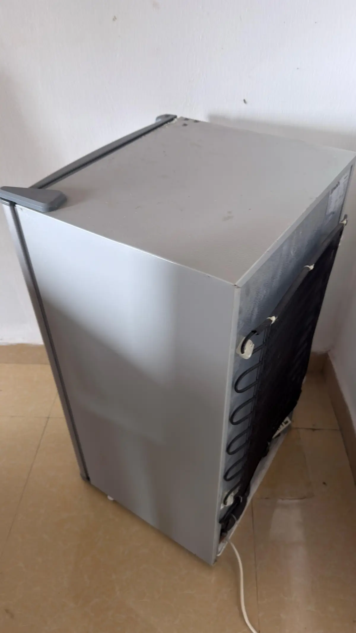 A single door Fridge 84lits - Image 3