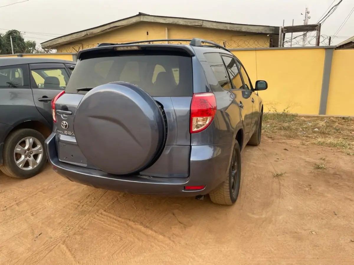 Neatly used Toyota RAV4 - Image 2