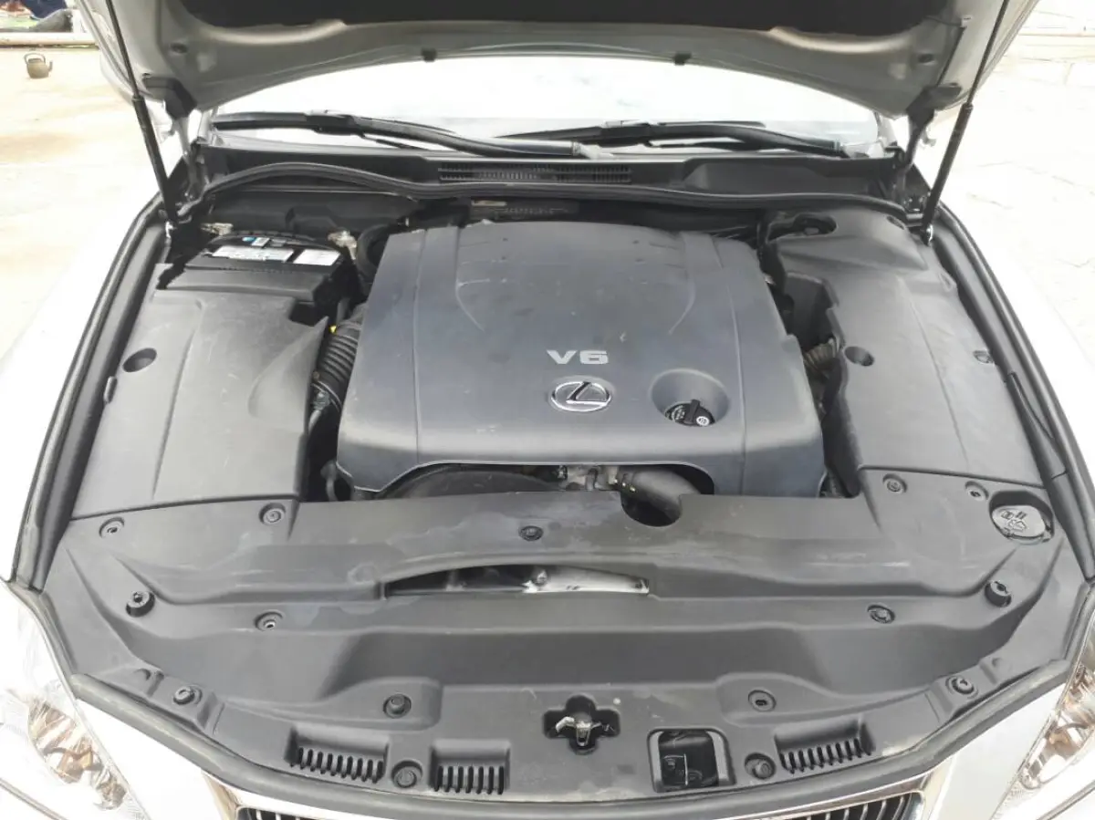 2008 Lexus is250 silver - Image 3