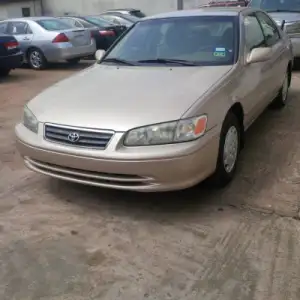 Gold 2000 Toyota Camry Le